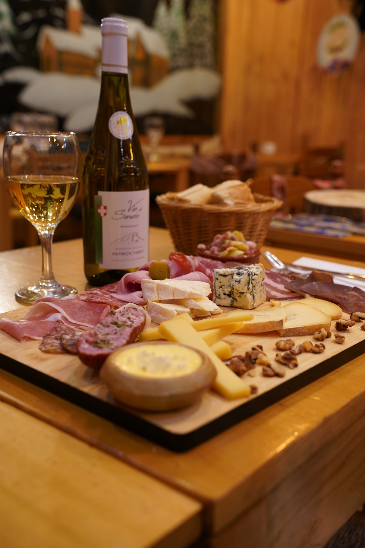 Raclette et vin blanc au Chalet