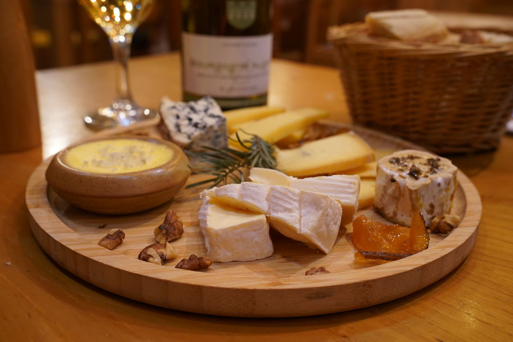 Plateau de fromages et vin